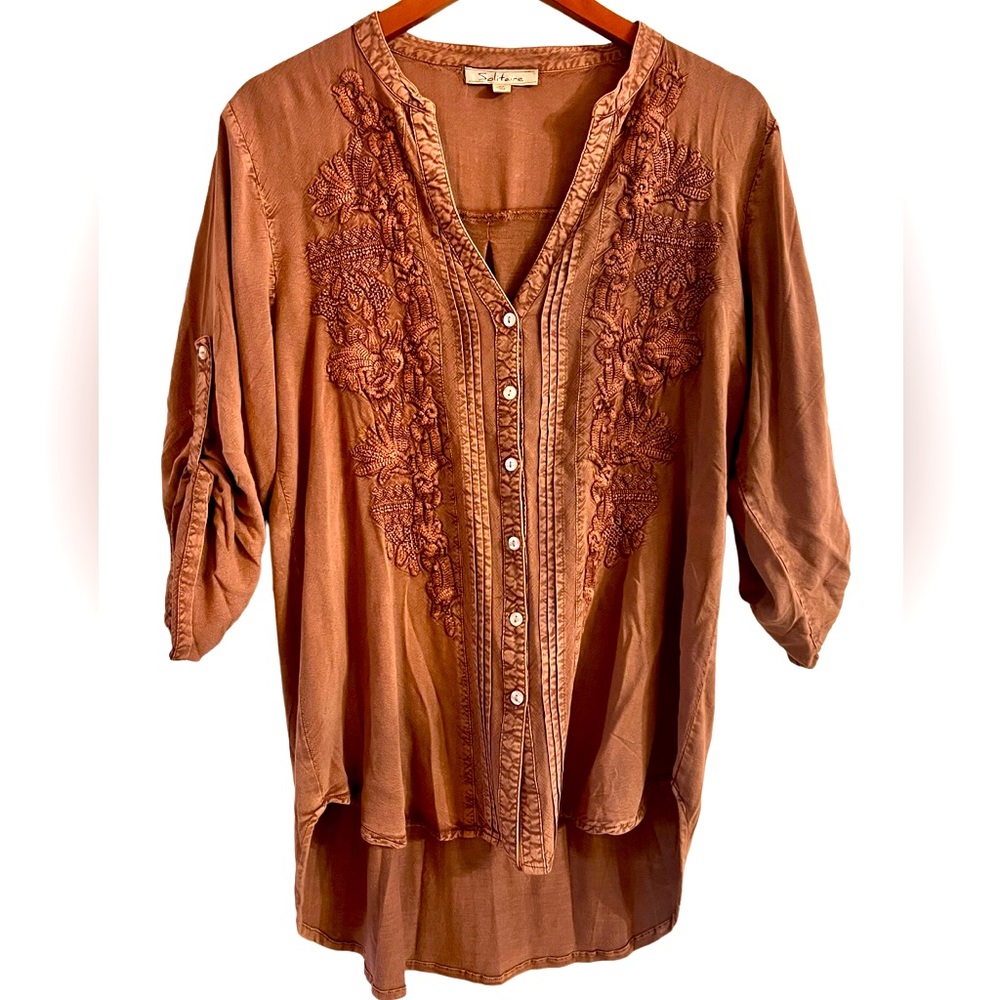 Solitaire Women’s Top Size M Chest 19”, Front Length 27”, Back Length 32”